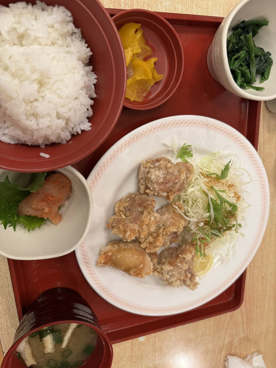 KnowledgeExhib1's tweet image. 仕事が遅くなり、月曜日から外食。ジョイフル唐揚げ定食のリーズナブルと美味しさと、このご時世コスパの良さに助かってます。