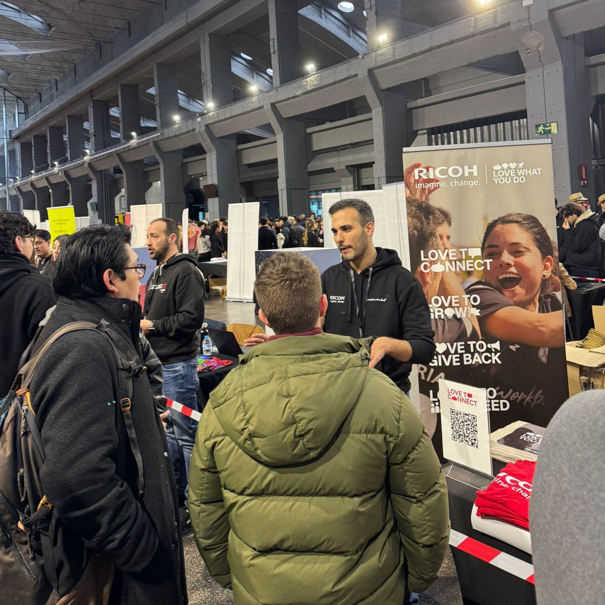 Un año más tenemos la oportunidad de participar en #EmpleaTech26, un punto de encuentro clave donde más de 2.500 estudiantes y 100 centros educativos nos reunimos con un objetivo común: crear oportunidades, compartir conocimiento y construir el futuro del talento tech
#LoveToGrow
