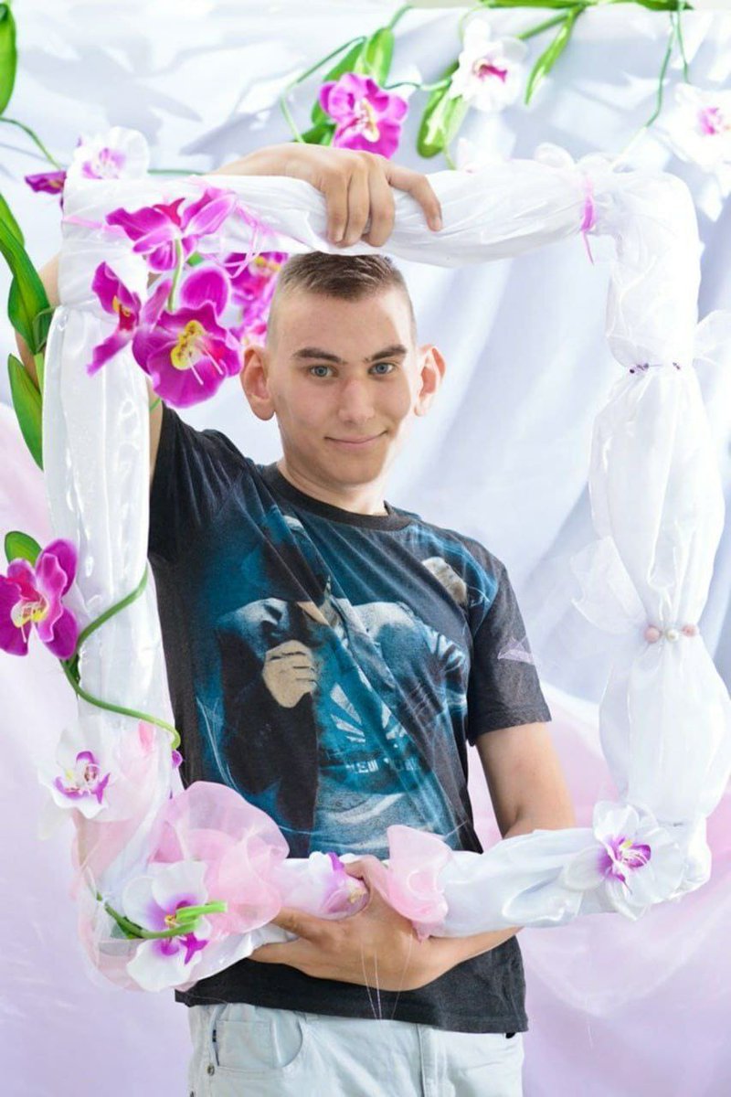 Sminem sets his own frame. 
He is a real man.
He cannot be boxed in. 
He is too big for a frame.