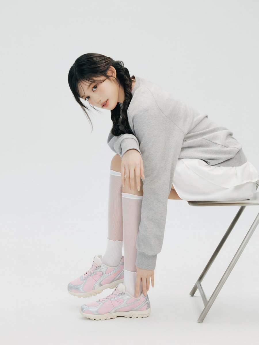 Di atas kursi yang sederhana berdiri harmoni antara kesegaran muda dan ketenangan alam—rambut berjalur seperti akar pohon yang melengkung lembut, sementara warna abu-abu baju menyerupai kabut pagi yang menyelimuti hamparan padang National Geographic.