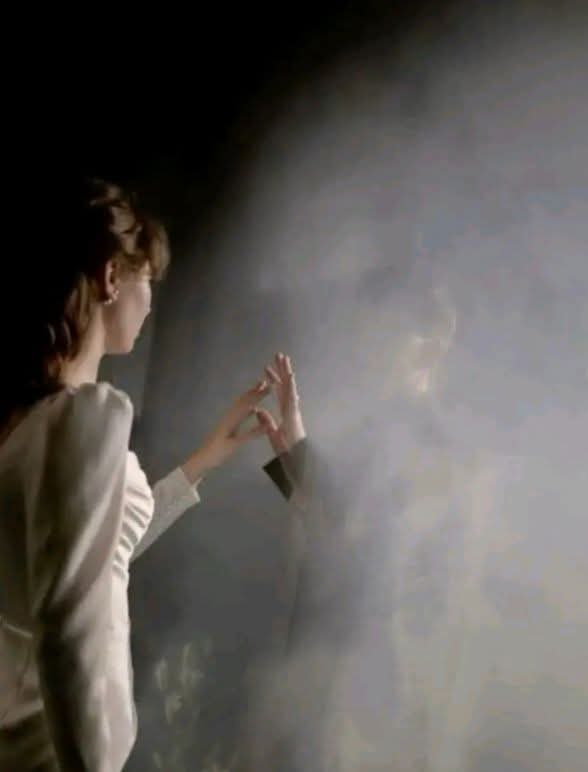 کچھ لوگوں کے لیے ہم دروازے تو بند کر لیتے ہیں لیکن کھڑکی سے جھانکنا نہیں چھوڑتے
وہ ہمارے دل میں ایسے رہتے ہیں اگر ان کو دل سے نکل دیا تو جان چلی جاے گی