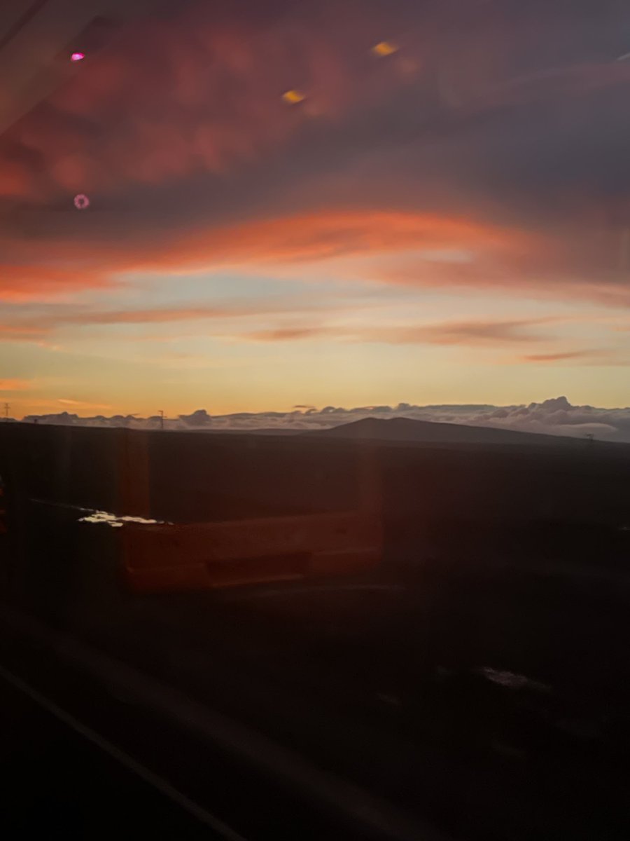 Üstlerindeki göğe bakmazlar mı? Onu nasıl bina ettik, nasıl donattık! Onda hiçbir düzensizlik ve eksiklik yoktur.
Kâf/6🍃