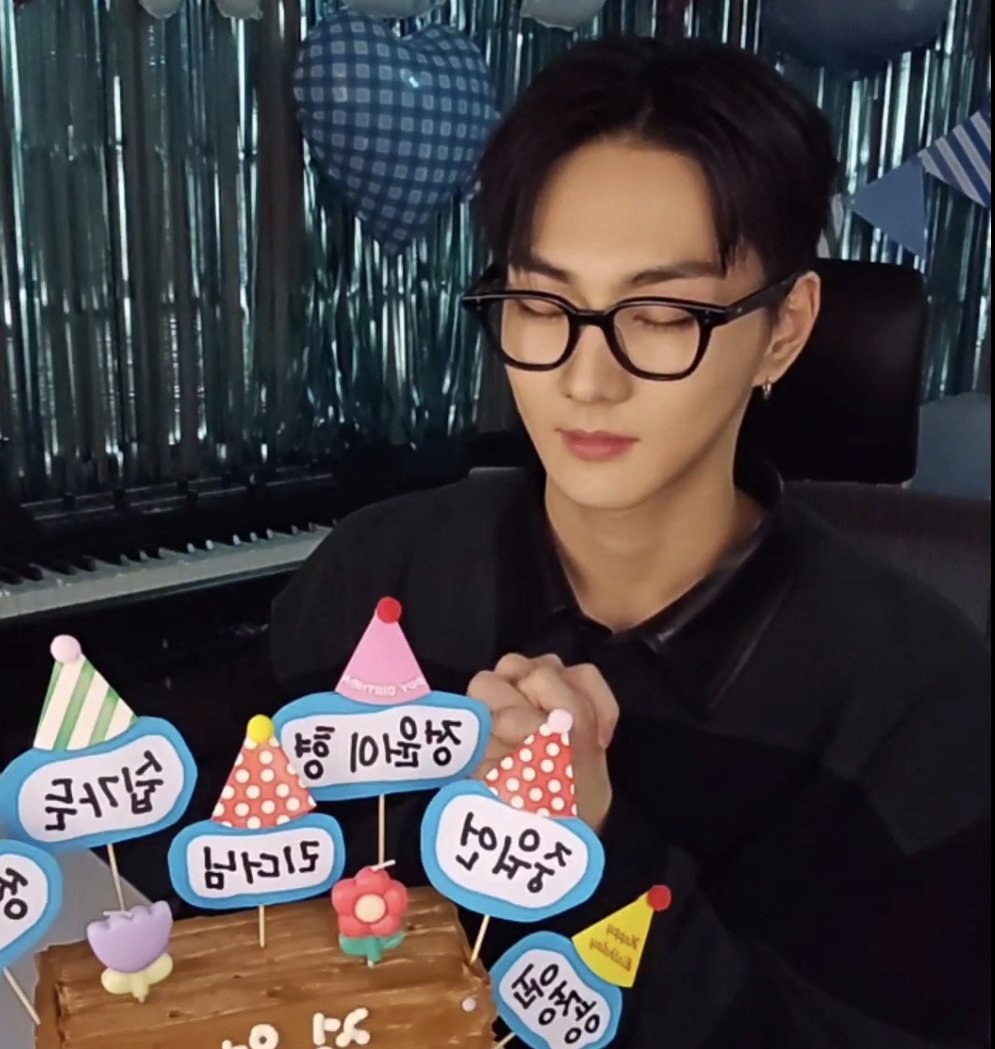 PETIÇÃO PRA 'DEAR ME' IR PRO SPOTIFY PRA ONTEM AMEM 🙏🏼