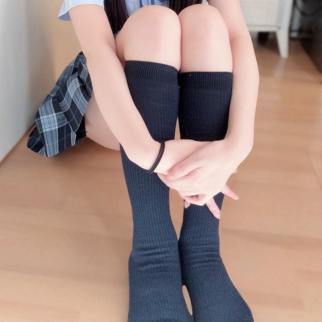 綺麗な脚にミニスカとハイソックスは最高の組み合わせ。