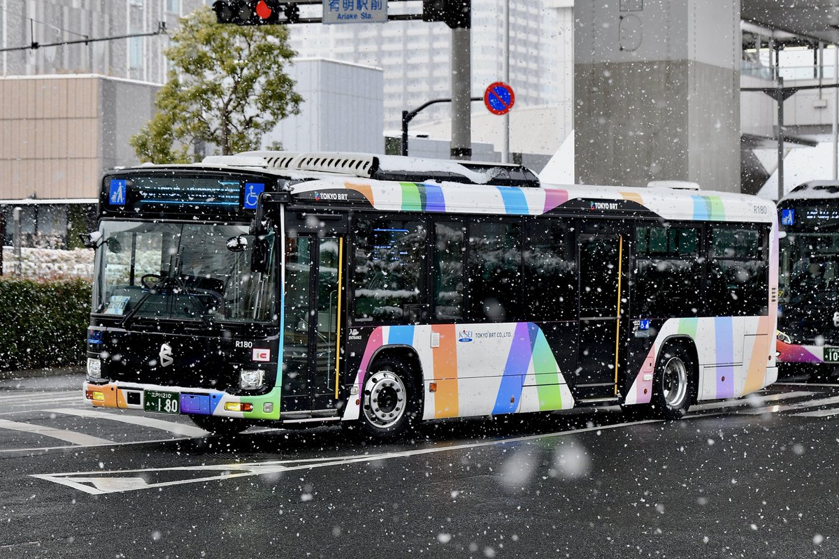 u_ht2m's tweet photo. TOKYO BRT

R180
江戸川210あ180
2PG-LV290Q2

迂回運行で大荒れの中、カスタム車のR180も奮闘
黄フォグが本当に映えますね
この日、新橋〜国際展示場は60分以上かかっていました
乗務員さんの方々、悪天候の中お疲れ様でございました。 https://t.co/4JpEOqa5NO