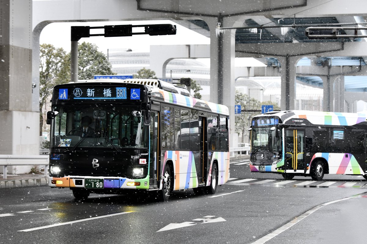 u_ht2m's tweet photo. TOKYO BRT

R180
江戸川210あ180
2PG-LV290Q2

迂回運行で大荒れの中、カスタム車のR180も奮闘
黄フォグが本当に映えますね
この日、新橋〜国際展示場は60分以上かかっていました
乗務員さんの方々、悪天候の中お疲れ様でございました。 https://t.co/4JpEOqa5NO