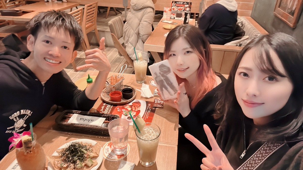 なちさん、HIROさんと一緒に冠婚葬祭展とアロハテーブル行けて最高に楽しかった😌😌
お金投げる役と必死に拾う役が面白過ぎて家帰って動画見てしばらく笑ってたw
あと写真撮った枚数にびっくり😳
お２人ともありがとうございました🙌✨
如く併せ楽しみにしてます🐉