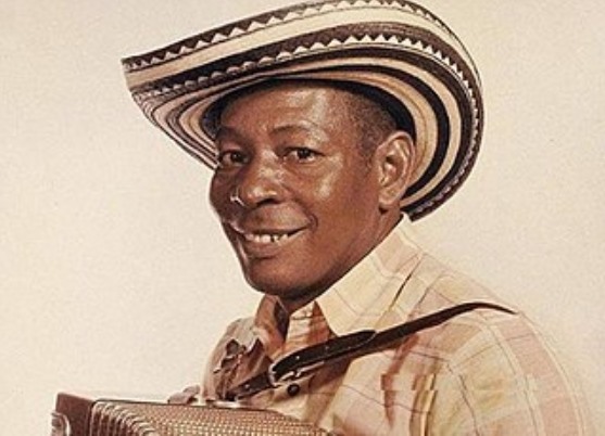 El 9 de febrero de 1919 nació el gran Gilberto Alejandro Durán Díaz. Desde muy niño supo de acordeones, aunque comenzó a ejecutarlo a los 19 años y, poco después, compuso en aire de merengue, ‘Las cocas’, sobre las mujeres que cocinaban en las fincas.

panoramacultural.com.co/musica-y-folcl…