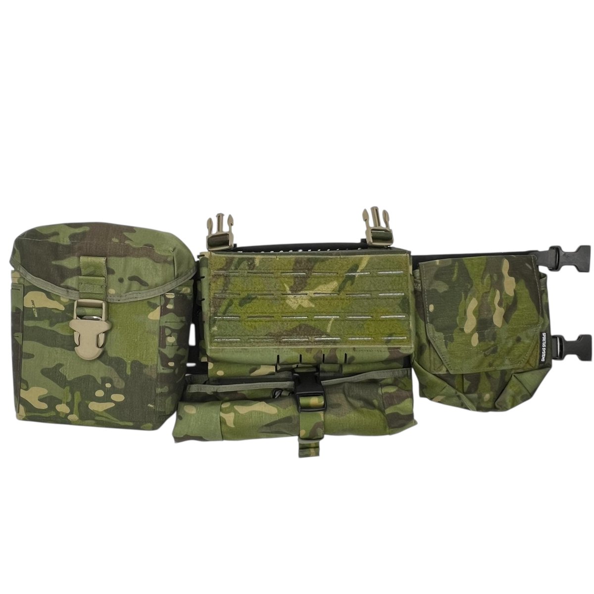 Spiritus Systems The Thing 3

savanna.thebase.in/items/100732261

プラカードをより実用的なチェストリグへ拡張するためのプラットフォームです。

Thing 2 から剛性と拡張性が大きく向上しました。

センター部は従来どおりプラカードを接続するほか、MOLLEポーチ対応になり単体での運用も可能です。