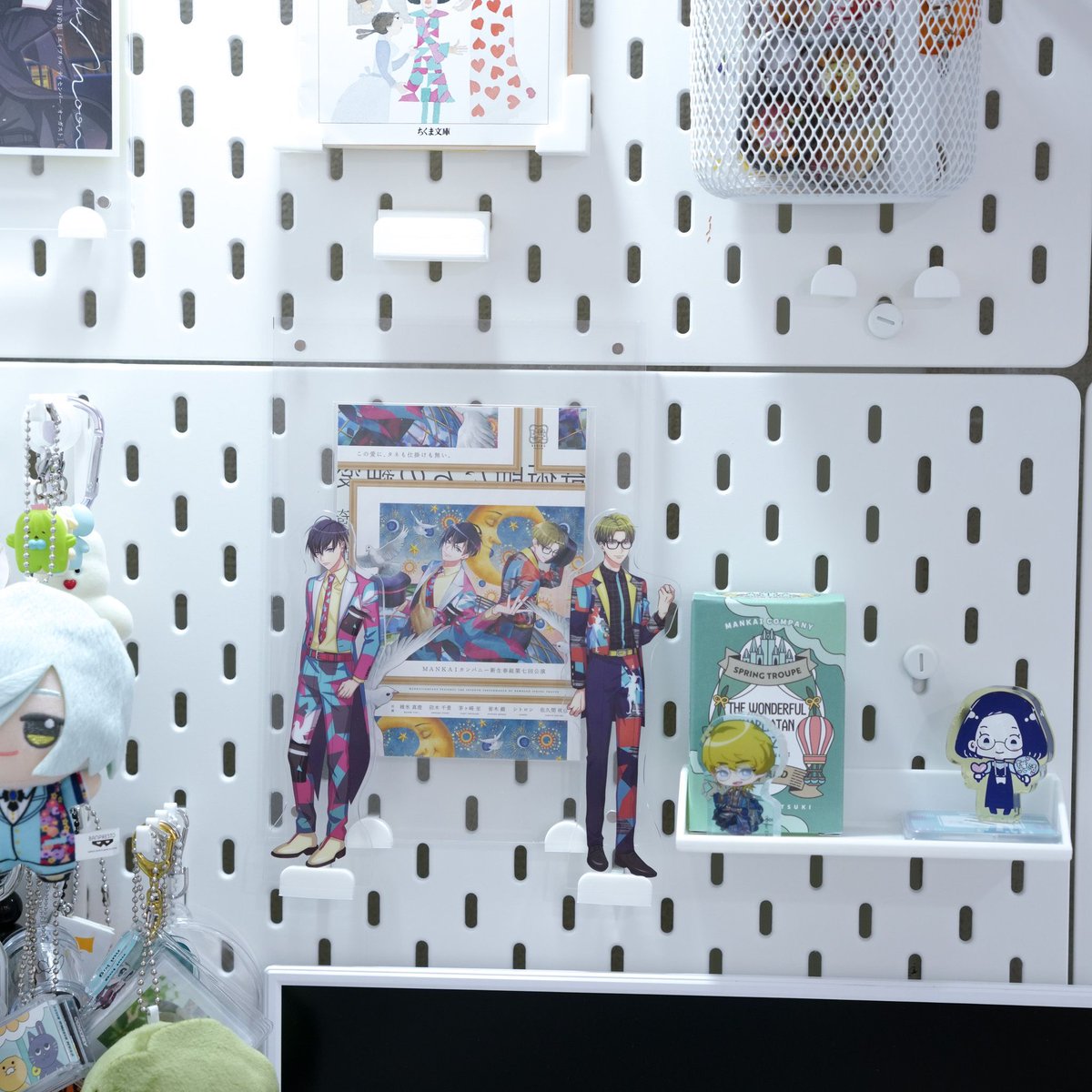 パーツの奥行き工夫して、フレームとアクスタを前後に壁面に飾れるの最高なんですが？？？