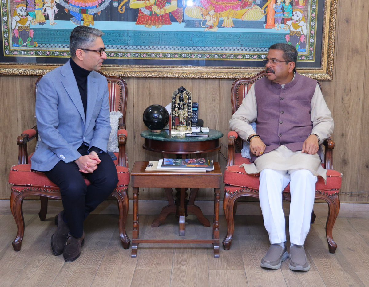 dpradhanbjp's tweet photo. A pleasure to meet Olympic gold medallist and national icon Shri @Abhinav_Bindra. 

Fruitful conversations on nurturing sporting excellence at the school level. Also, discussed ways we can utilise his expertise for designing sports-based curriculum, imparting sports-integrated learning, promoting mental wellness and adopting fitness as a lifelong attitude.