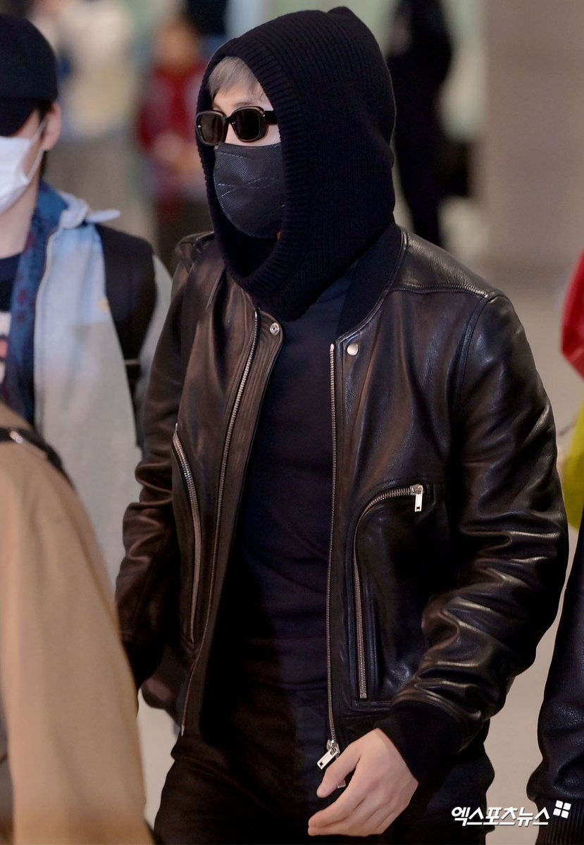 Not shutting up about this RM anytime soon man is effortlessly HOT like his aura,his style,his confidence, his body language the vibe he is giving he has zero business to be this fine omg
#RM