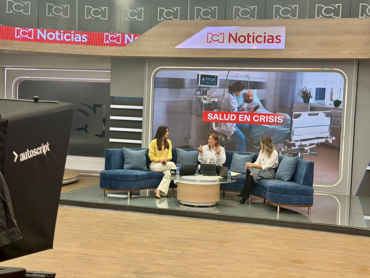 DefensoriaCol's tweet photo. Respaldar a la ciudadanía implica alzar la voz frente a las fallas estructurales del Estado y ser sus ojos y su voz.

Esta mañana, @MarnIris , en entrevista por televisión nacional en @CanalRCN , hizo un balance sobre las emergencias por deslizamientos ocasionados por las lluvias en distintas regiones del país, reiteró el llamado a garantizar la protección y el acceso efectivo a un servicio de salud digno y alertó sobre las preocupantes cifras de reclutamiento de niñas, niños y adolescentes en el conflicto armado.

Estamos donde la ciudadanía necesita ser escuchada, para que se conozca y se fortalezca el propósito de la @DefensoriaCol