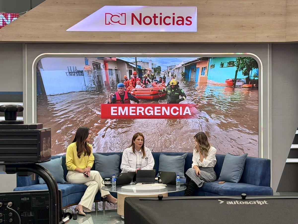 DefensoriaCol's tweet photo. Respaldar a la ciudadanía implica alzar la voz frente a las fallas estructurales del Estado y ser sus ojos y su voz.

Esta mañana, @MarnIris , en entrevista por televisión nacional en @CanalRCN , hizo un balance sobre las emergencias por deslizamientos ocasionados por las lluvias en distintas regiones del país, reiteró el llamado a garantizar la protección y el acceso efectivo a un servicio de salud digno y alertó sobre las preocupantes cifras de reclutamiento de niñas, niños y adolescentes en el conflicto armado.

Estamos donde la ciudadanía necesita ser escuchada, para que se conozca y se fortalezca el propósito de la @DefensoriaCol