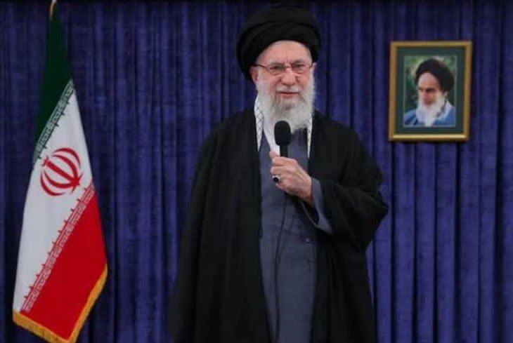 ایستاده صحبت کرد، چون صحبت از اراده، ایستادگی و مأیوس کردن دشمن بود✌️
#دهه_فجر_مبارک