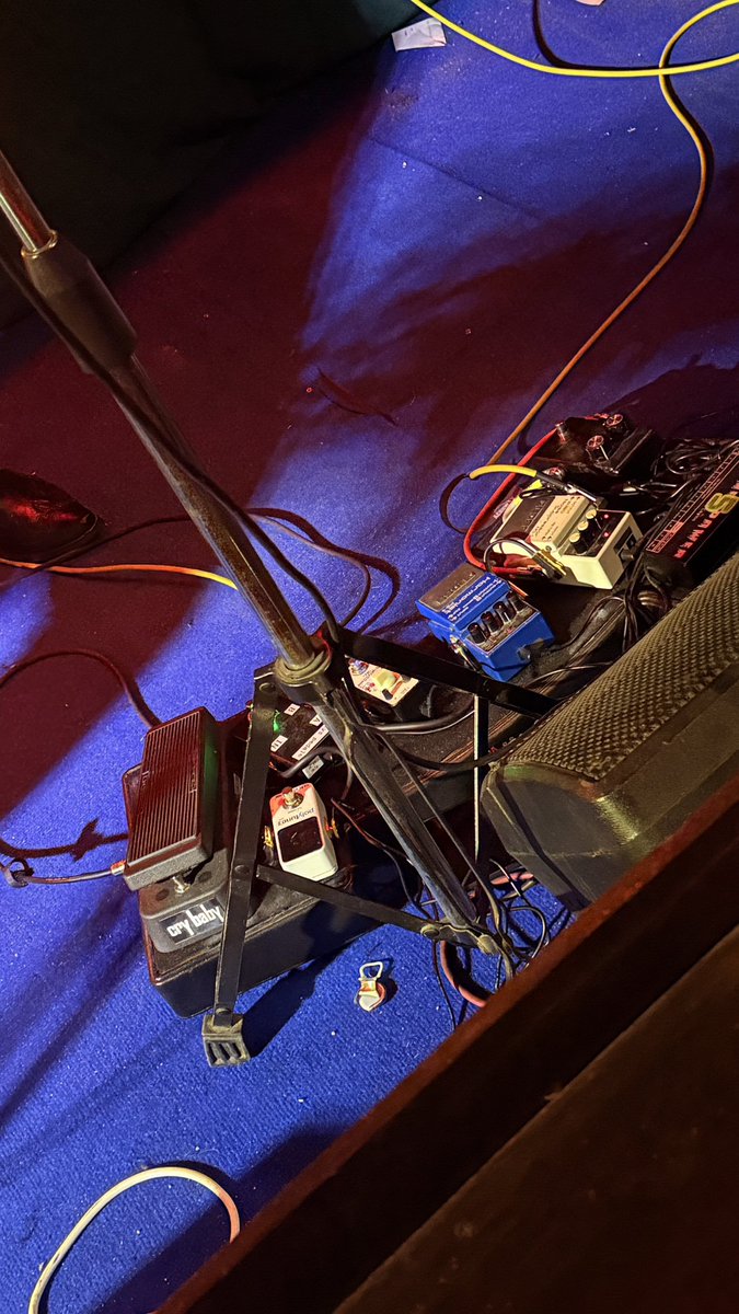 밴드덕이라면 이런 너저분한 전선이랑 이펙터에 꼴(끌x)리는거 당연한거라고 말해