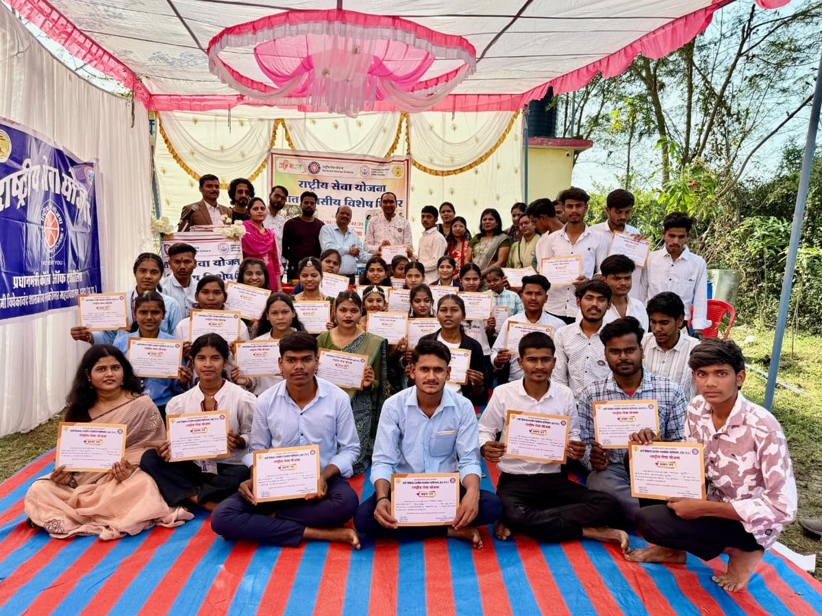 projsharda's tweet image. ग्राम भाटपरेटिया में NSS शिविर संपन्न! स्वयंसेवकों ने नाटकों के जरिए 'नशा मुक्ति' का संदेश दिया और आदिवासी संस्कृति की छटा बिखेरी। 🎭
प्राचार्य डॉ. संगीता बिले के मार्गदर्शन में छात्रों को प्रमाण पत्र एवं पदक से सम्मानित किया गया। ✨
#NSSCamp #HardaCollege  #Culture #Harda #हरदा