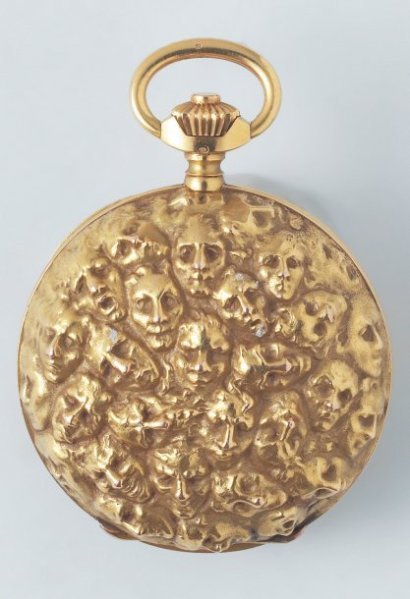 René Lalique (1860-1945), Pocket watch, c. 1900. Yellow gold, classical watch mechanism. Decorated with masks, after a drawing by Rodin.  Diameter: 5 cm.