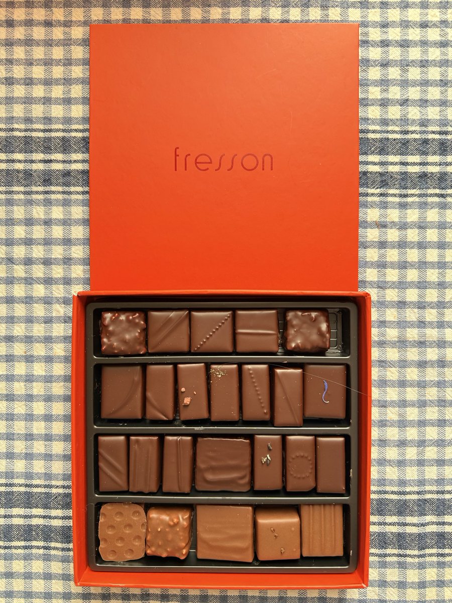setton_chocolat's tweet photo. メゾン・フレッソンさん
アソルティマン 24P

フレッソンさんの大箱を今年も購入！
薄めのコーティングと繊細な味わいのボンボンが本当に美味しくて、特に柑橘系はバランス良くて大好きです🫶大箱だから気にせずひょいひょい食べてたらすぐなくなってしまった🤣笑　今年も食べられて満足です✌️ https://t.co/ovXFMKGaTD