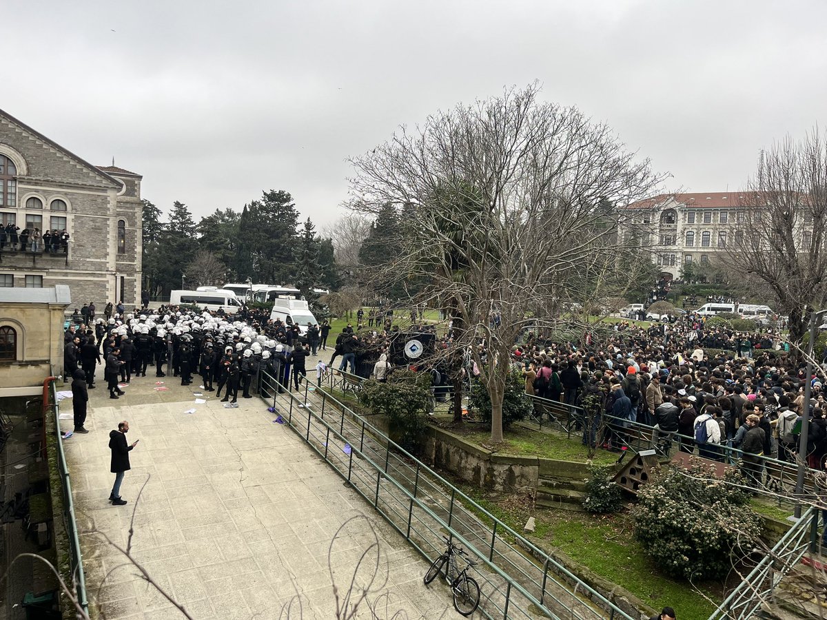 çevik kuvvet öğrenci kitlesine biber gazıyla saldırdı!
