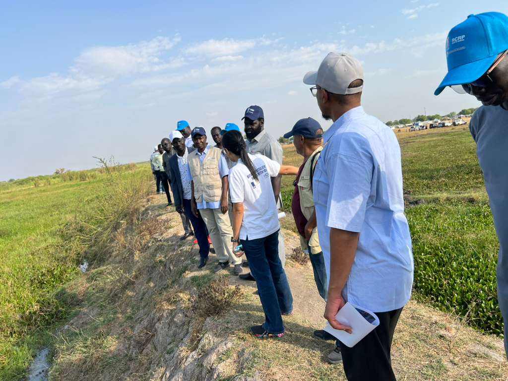 IOMSouthSudan's tweet photo. Flood resilience starts with listening to communities 🏡

Through #RCRP, government-led consultations &amp; joint site visits in Bor - led by #MWRI with IOM &amp; Jonglei State authorities - are shaping solutions to protect lives, livelihoods &amp; infrastructure from future climate shocks. https://t.co/Aea0XGXspE