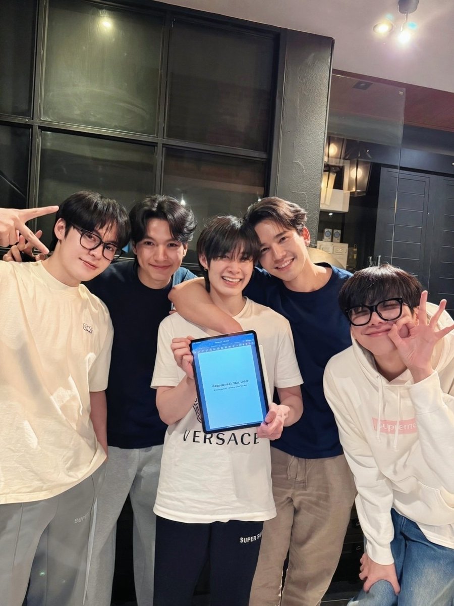 ที่สามของเธอ Your Third Series 🌅

วันนี้เหล่าชาวไร่มีภารกิจ read through คร้าบบบ 🗒 อยู่กันพร้อมหน้า ครึกครื้นสุด ๆ เลยครับโผ้ม ✨️ แต่แอบเห็นมีคนหัวจุ่มกัน แหม่ นายผมเนี่ยน้า ผมล่ะยอม 😅🙏🏻

ฝากทุกคนรอติดตามและเป็นกำลังใจให้ด้วยนะคร้าบ 😎 

#ที่สามของเธอSeries
#YourThirdSeries