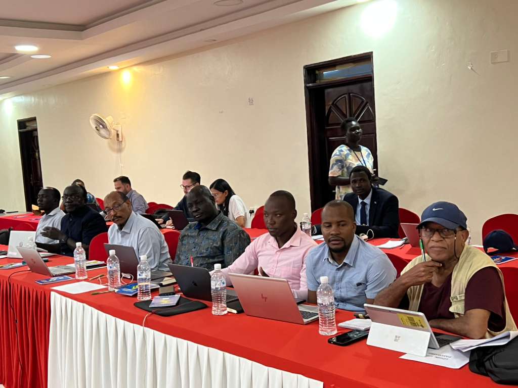 IOMSouthSudan's tweet photo. Flood resilience starts with listening to communities 🏡

Through #RCRP, government-led consultations &amp; joint site visits in Bor - led by #MWRI with IOM &amp; Jonglei State authorities - are shaping solutions to protect lives, livelihoods &amp; infrastructure from future climate shocks. https://t.co/Aea0XGXspE