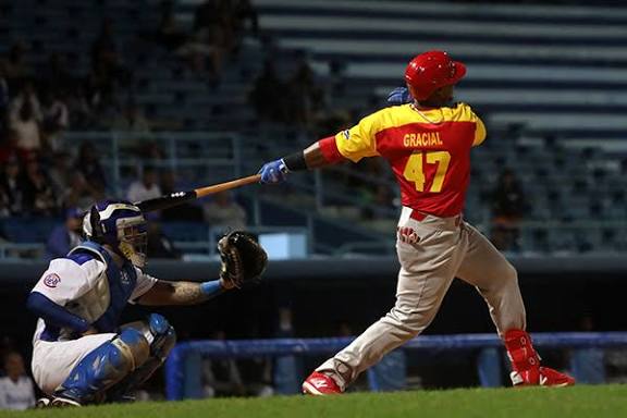 Serie Nacional de Béisbol: Matanzas a la final tras cierre de película ante Industriales ....así lo dice cubadebate.cu/noticias/2026/… #Leñadores por la plata hoy, por el oro después.  Ruuugeeeee !!!!