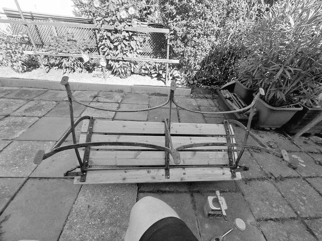 Ich im Bikini und ich am FKK, ich fresh im Mini, Landschaft ist auch da. Aber wie schrecklich, die Tränen kullern heiß. Gartenbank und K11M43S und alles nur Schwarz Weiß...