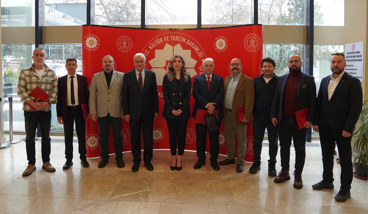 Yol ilimle yürür, söz kayıtla kalır…

Alevi-Bektaşi Kültür ve Cemevi Başkanımız Sayın Esma Ersin’in başkanlığında; alanında yetkin, kıymetli akademisyenlerimizin bilgi, birikim ve katkılarıyla Alevilik Bektaşilik Ansiklopedisi (ABA) 1. Yazı Kurulu Toplantısı gerçekleştirildi.