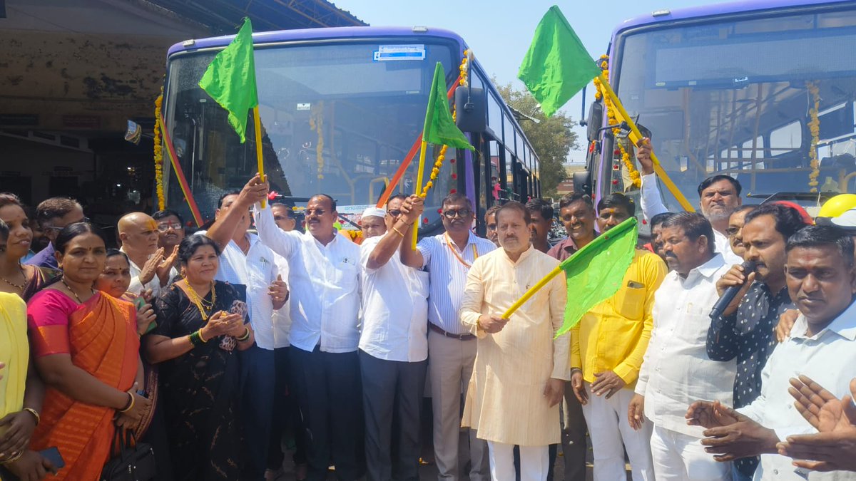 CSNadagoudaINC's tweet photo. ನಮ್ಮ ಮುದ್ದೇಬಿಹಾಳದಲ್ಲಿ 2 ಹೊಸ ನಗರ ಸಾರಿಗೆ ಬಸ್ ಗಳನ್ನು ಲೋಕಾರ್ಪಣೆಗೊಳಿಸಲಾಯಿತು. ಈ ಬಸ್ ಗಳು ಪಟ್ಟಣದ ಜನತೆಗೆ ತುಂಬ ಅನುಕೂಲವಾಗಲಿವೆ.
.
.
#Muddebihal https://t.co/zO4vkq4Ecv