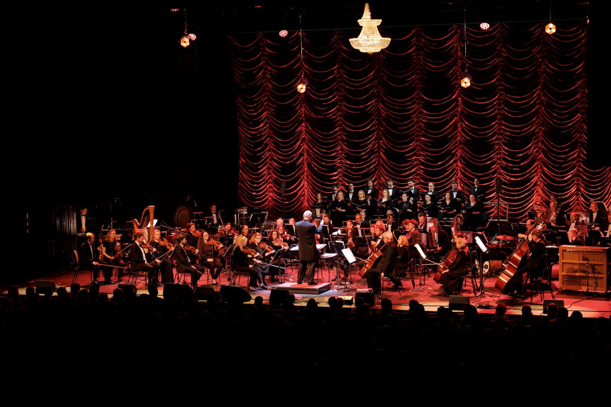 rte_co's tweet photo. On Friday night, we were honoured to be back in the @BGETheatre for @RTElyricfm Movies and Musicals Live with Aedín Gormley and the RTÉ Concert Orchestra 🌟
With singers Louise Dearman and Tom Solomon, plus the @IrishNatOpera Chorus, conducted by @stevebell62 
📷 Andres Poveda https://t.co/t3i9KP1RH5