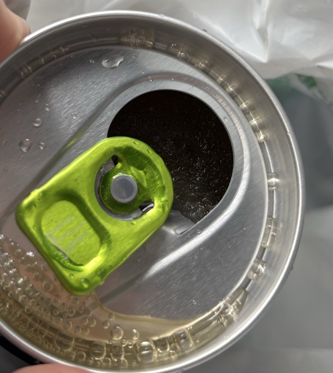 -10℃を下回る車の中に放置した
エナドリを帰りに飲もうとしたら
凍ってて勢いよく噴射しました。

(´･∀･｀)そりゃ、そうか…凍るか…。