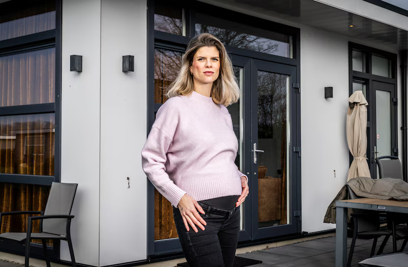 <a href="/X/">X</a> Dit is Marisa. Ze is hoogzwanger. Ze is doof. Haar zoontje van vier is doof.

En Marisa is dakloos.