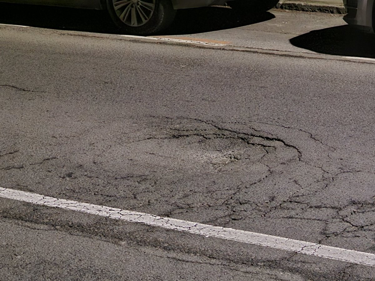 Vucicevici's tweet photo. Postovani, da li mozete prijaviti Beograd putu da zakrpi rupe i asfalt koji propada?  Niko ne reaguje, a ulicom Gavrila Principa prolazi 7 linija gradskog prevoza. Rupa na lokaciji Gavrila Principa kod broja 52. U stanovima se pod trese, lusteri zveče @prijavi_problem https://t.co/OcaYY8mby7