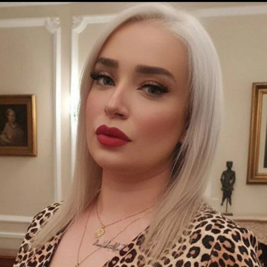 ۱۸ دی برای کمک به زخمی ها میره پارکینگ
 رو باز میکنه که با همسرش مجروحین رو بیارن داخل ،حین کمک سه تا تیر بهش میخوره و کشته میشه😭
فاطمه جان ۳۱ ساله و مادر بود💔
جاوید نام #فاطمه_انوری

#IranMassacre‌
#کرج