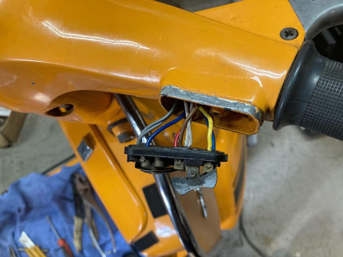 neneguzzi1's tweet photo. #Pushrod 

ライトのスイッチやウインカースイッチなどの結線を終えました。
ウインカースイッチの基盤とライトの上下を切り替える部分にヒビが入って折れそうでしたので修理、
ギアチェンジのインナーワイヤーも交換。
メーターギアも交換しました。

現在は、リアブレーキスイッチの作業中です。 https://t.co/qcjn1WeFjL