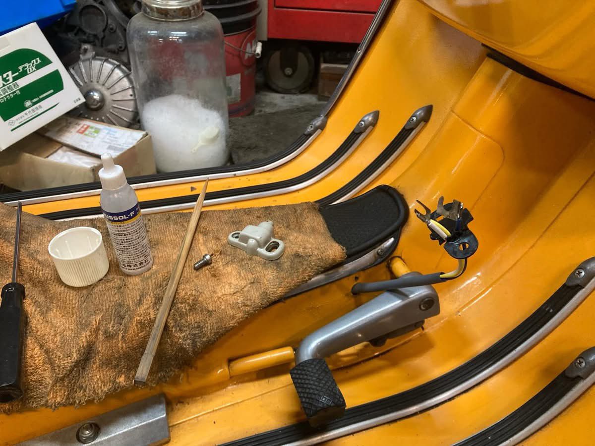 neneguzzi1's tweet photo. #Pushrod 

ライトのスイッチやウインカースイッチなどの結線を終えました。
ウインカースイッチの基盤とライトの上下を切り替える部分にヒビが入って折れそうでしたので修理、
ギアチェンジのインナーワイヤーも交換。
メーターギアも交換しました。

現在は、リアブレーキスイッチの作業中です。 https://t.co/qcjn1WeFjL