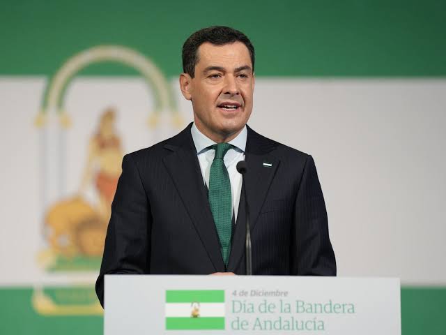 Juanma Moreno Bonilla del PP ha vulnerado la protección de datos de 738.502 alumnos menores de edad, 43.202 profesores y 2.676 centros escolares con el convenio que firmó con Google. La Junta de Andalucía ha sido amonestada por quebrar la intimidad en Educación.