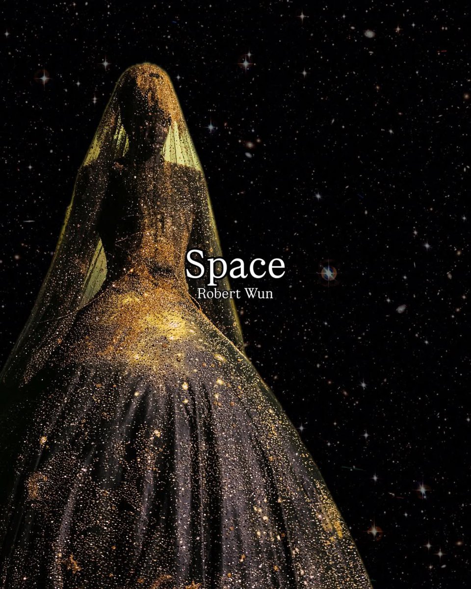 موسم أسبوع الكوتور شهد عودة إلى الأصل، إلى الطبيعة بشكل كثيف.. 
من الشمس في ظلمات الفضاء في مجموعة غوراف غوبتا، حتى المحيطات في تصاميم راهول ميشرا والحدائق اليابانية في ديور، كانت الطبيعة بصور متعددة محور جمالي بارز ومصدر إلهام جليّ هذا الموسم. 
هنا اسردها لكم بشكل بصريّ جذاب💫