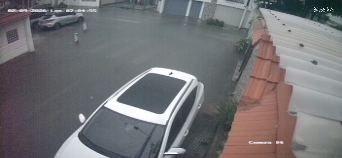 veronmor's tweet photo. La tragedia de todos los años, no importa q nos hayan tenido 1 año con las calles rotas para cambiar tuberías. Samanes 6 se sigue inundando con una lluvia fuerte. @interagua por favor su ayuda con limpieza @aquilesalvarez reclamen al contratista!! https://t.co/s2vfgL8fdA