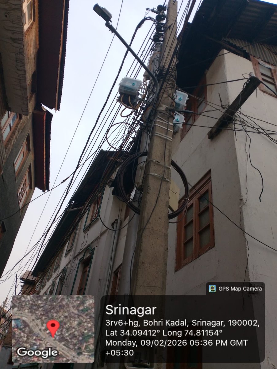 NazirBhat_'s tweet photo. @SMC_24x7 @SMC_Srinagar @FazLulhaseeb 

These light have been repaired in past however now they have stopped working. 

Please help to check if they can be repaired or replaced whatever is deemed fit. https://t.co/k4XfVtMNiW