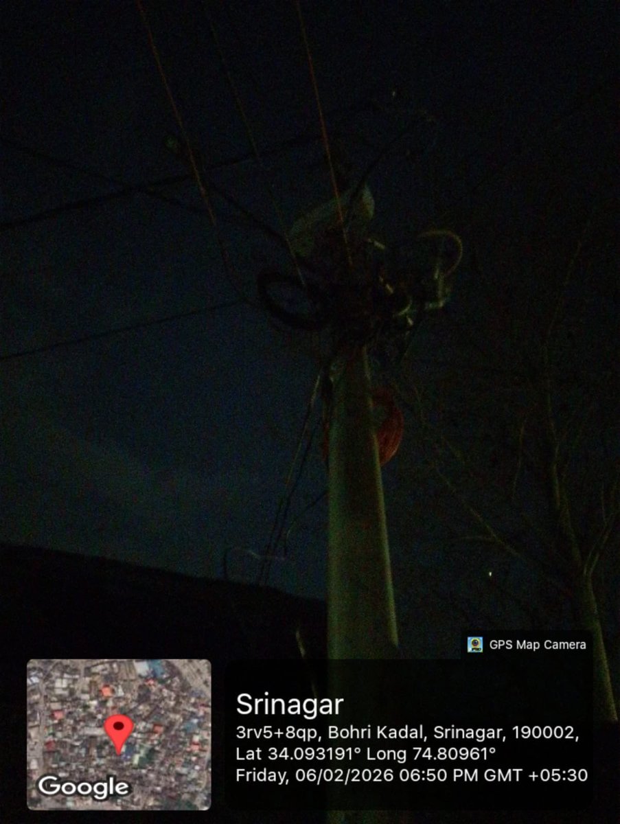 NazirBhat_'s tweet photo. @SMC_24x7 @SMC_Srinagar @FazLulhaseeb 

These light have been repaired in past however now they have stopped working. 

Please help to check if they can be repaired or replaced whatever is deemed fit. https://t.co/k4XfVtMNiW