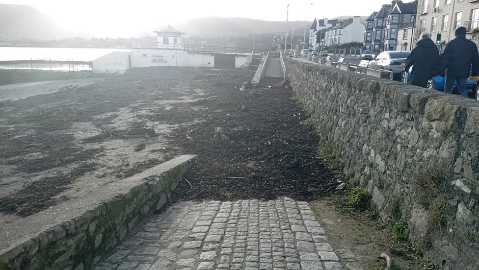 nmdcouncil's tweet image. 𝐒𝐭𝐨𝐫𝐦 𝐂𝐡𝐚𝐧𝐝𝐫𝐚 𝐂𝐥𝐞𝐚𝐧-𝐔𝐩 𝐚𝐭 𝐖𝐚𝐫𝐫𝐞𝐧𝐩𝐨𝐢𝐧𝐭 𝐁𝐞𝐚𝐜𝐡

Following #StormChandra clean-up operations took place at Warrenpoint Beach on Friday.

Diggers were onsite removing debris after high winds and strong seas left seaweed, tree branches and broken