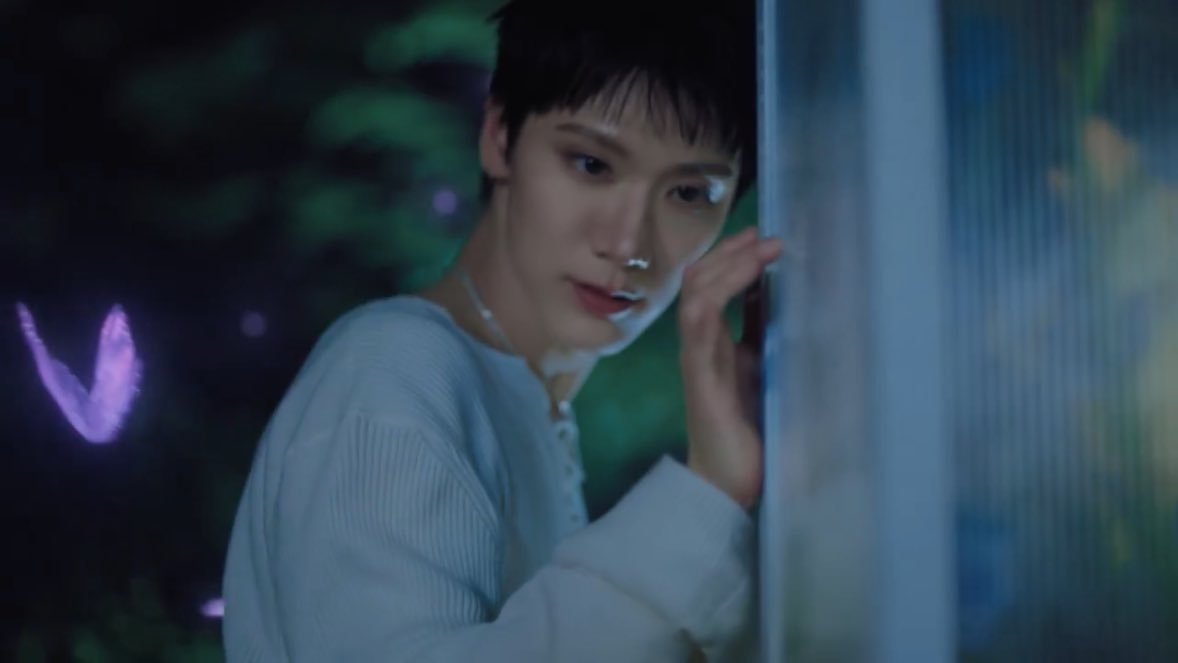 ยอมนะ เอาตรงๆ ฟีลเหมือนพระเอกเนิร์ดๆที่ใช้ชีวิตแบบไม่มีอะไรหวือหวามาตลอด แต่เธอเข้ามาทำให้รู้สึกเหมือนมีผีเสื้อบินรอบตัว อะไรทำนองนั้น ว้าว