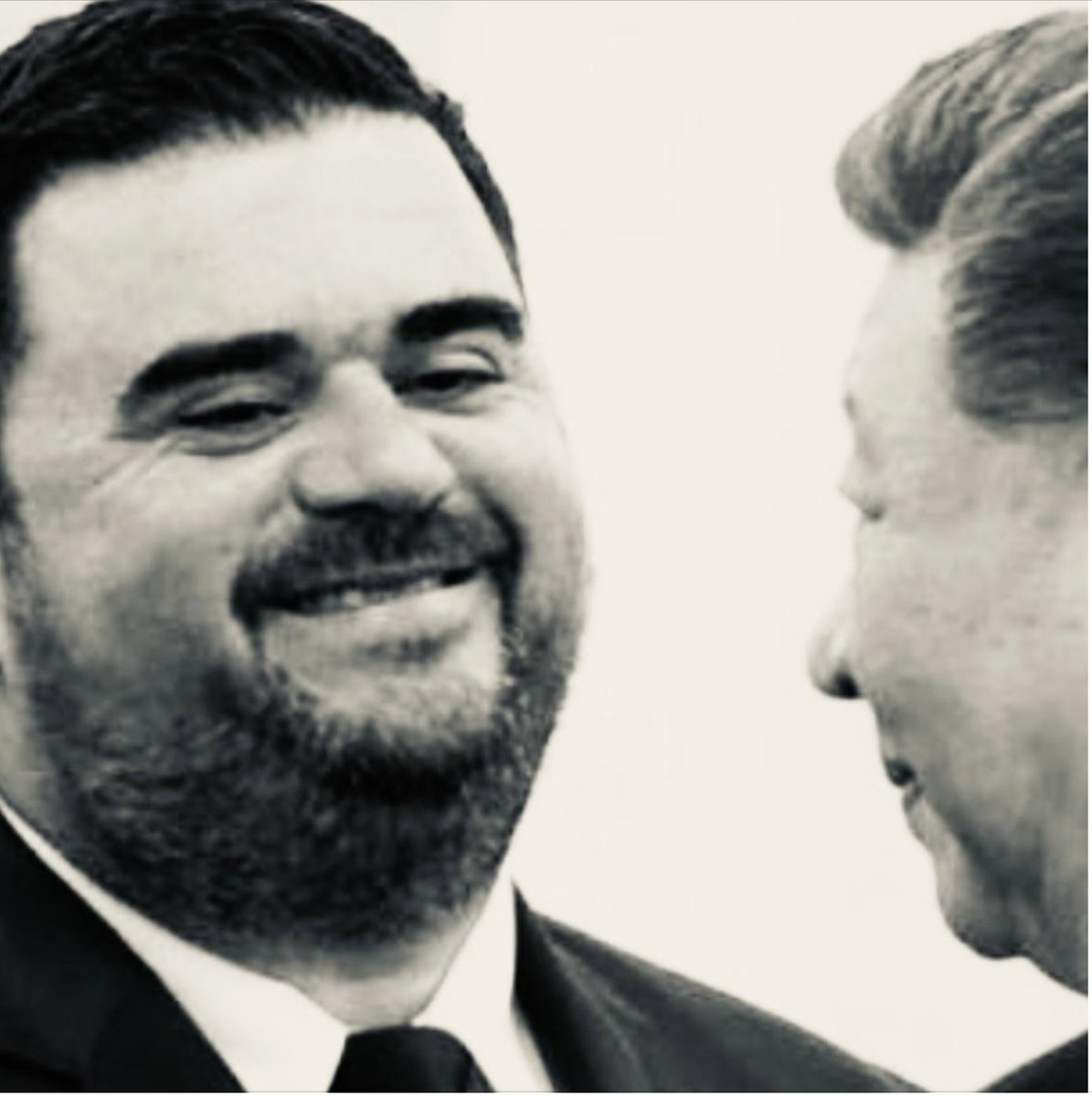 Alfredolara29's tweet image. Hasta sucumbir

En la interna frenteamplista hay un profundo malestar por "las relaciones de amistad" entre el embajador uruguayo en Argentina, Diego Cánepa, y un legislador blanco que "posa de gran opositor" mientras un integrante de su familia aprovecha los beneficios de…