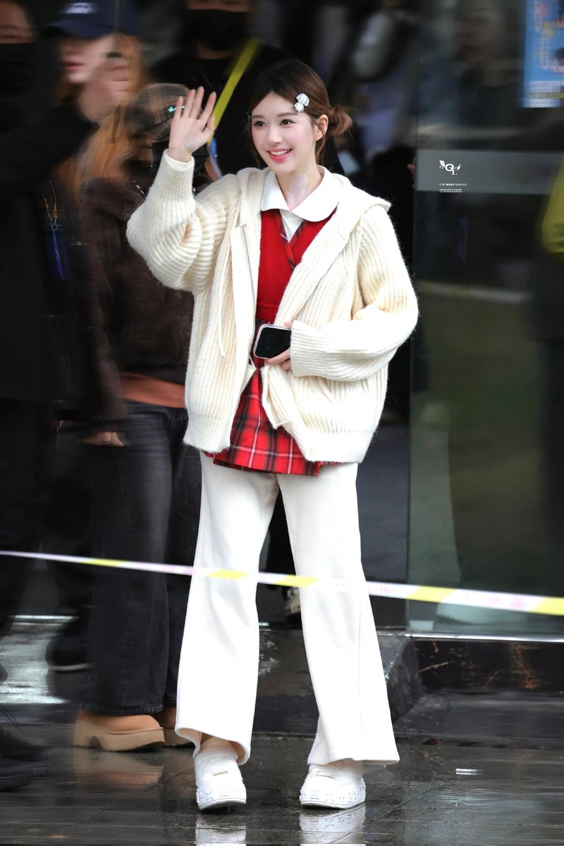 ชุดที่จ้าวลู่ซือใส่ไปวาไรตี้เป็นพูดถึงไปทั่วออนไลน์เลย 😲  สมกับเป็นไอคอนด้านแฟชั่น 🩷 
(ตั้งแต่จ้าวลู่ซืิอออกจากค่ายและเริ่มหายป่วย สวยขึ้นทุกวันเลย😍)