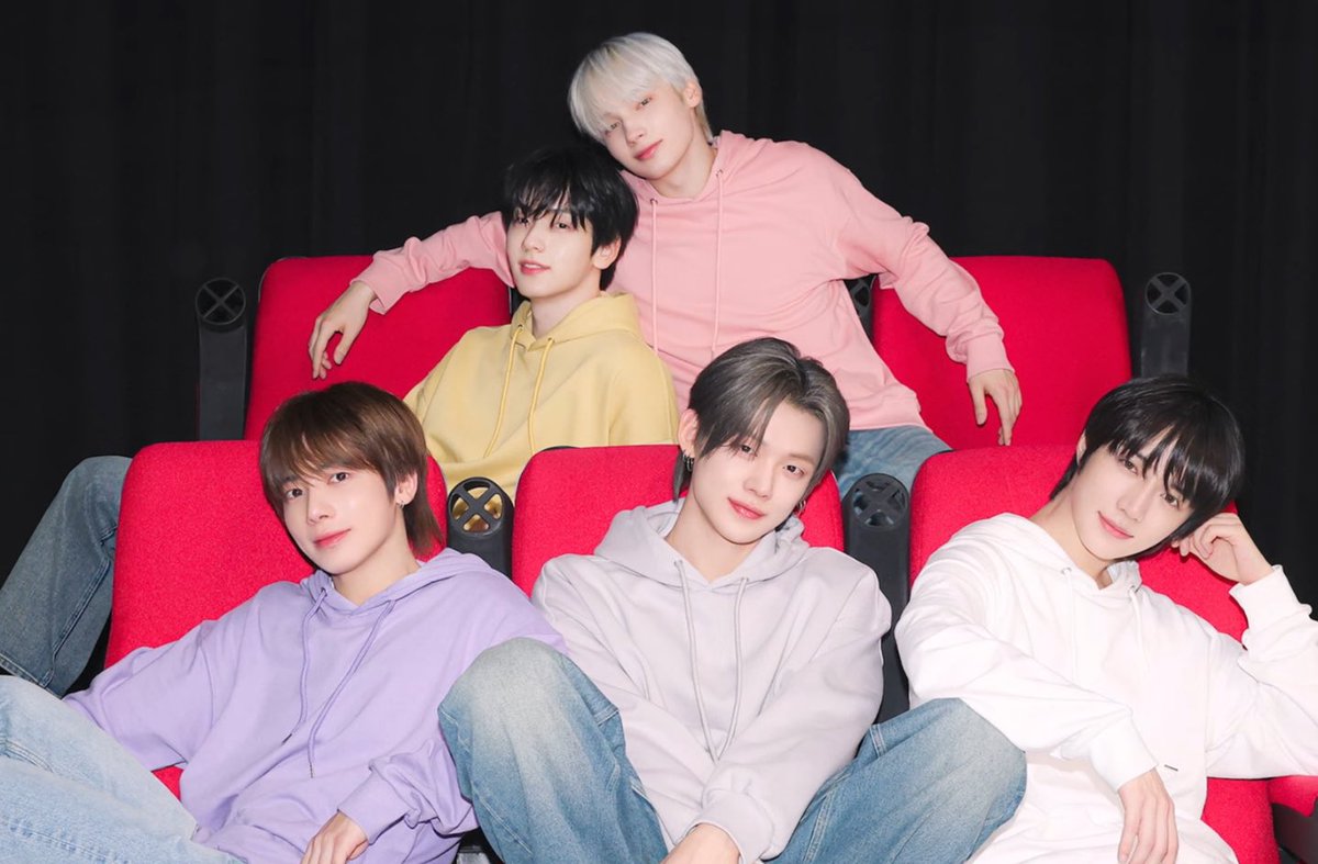 L0VELYBEOMIE's tweet image. when txt said “txt 2.0” this year they must’ve also meant txt redebut 😭