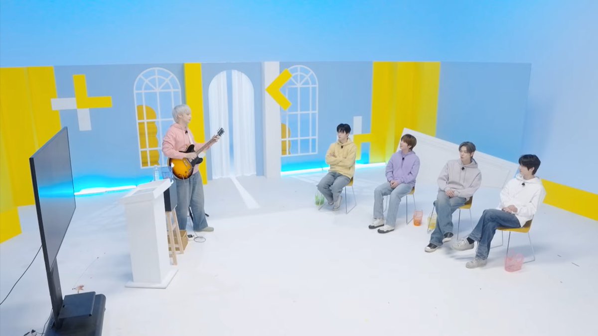 L0VELYBEOMIE's tweet image. when txt said “txt 2.0” this year they must’ve also meant txt redebut 😭