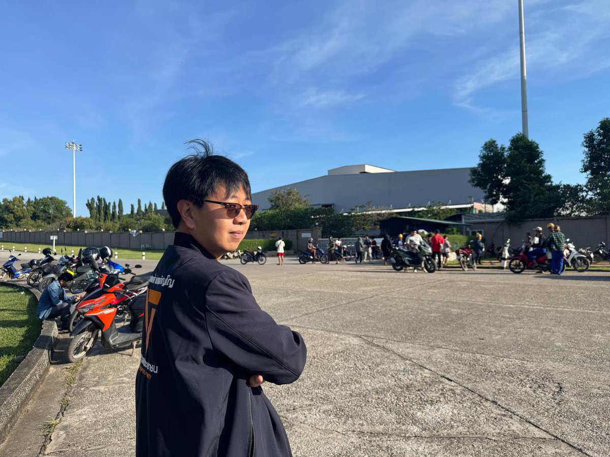 top_chutiphong's tweet image. มาถอดบทเรียนให้ฟังกันว่าเขตผมเกิดอะไรขึ้นบ้าง ซึ่งจะเล่าในฐานะคนที่เป็นผู้แทนคนธรรมดาที่ไม่มีเครือข่ายอุปถัมป์ของตัวเอง

ก่อนอื่น ผมไม่โทษคนที่ไม่เลือกผมเลยครับ ผมเข้าใจสถานการณ์ว่าเกิดจากอะไร ผมเองแม้จะพยายามไปร่วมงานประเพณีมาก แต่ผมไม่ได้รู้สึกว่าผมทำได้ดีนัก (1)